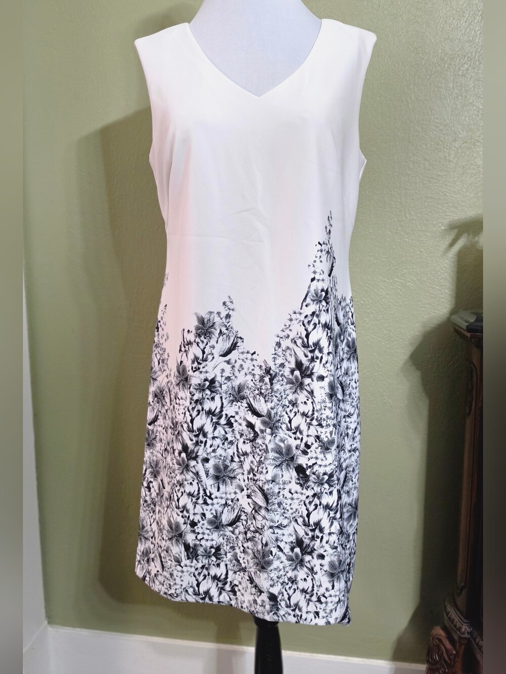 White House Black Market White & Black Floral Ombre V-Neck Dress